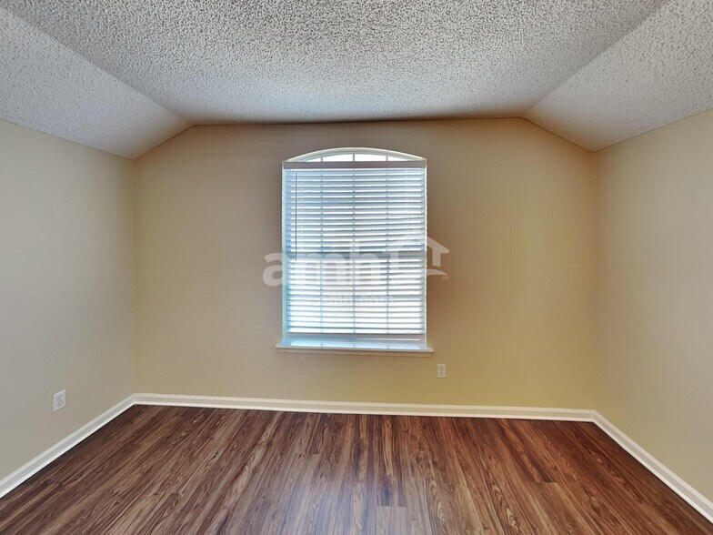 Building Photo - 807 Hickory Knolls Dr