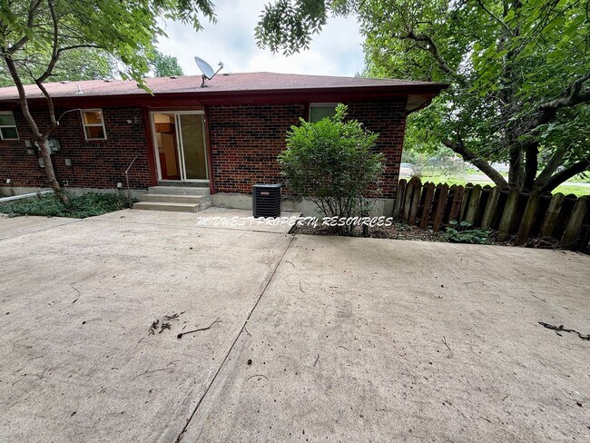 Building Photo - Beautiful 2 Bedroom Duplex - Fresh & Clean!