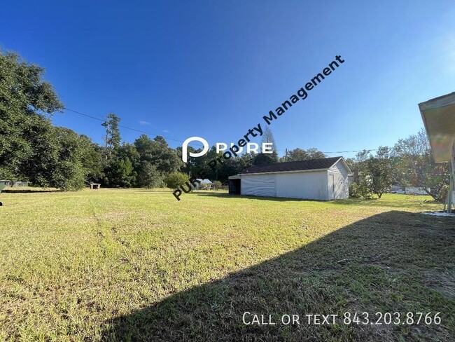 Building Photo - Endearing Ranch Style Home with Sunroom !!