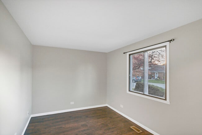 Building Photo - 1321 Yarmouth Ct