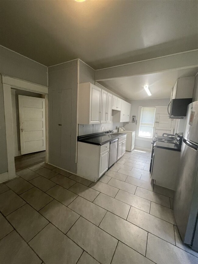 Building Photo - 2 br 1 bath duplex unit for lease | Shreve...