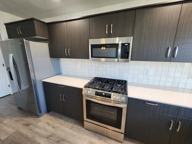 Building Photo - Brand New 5 Bedroom