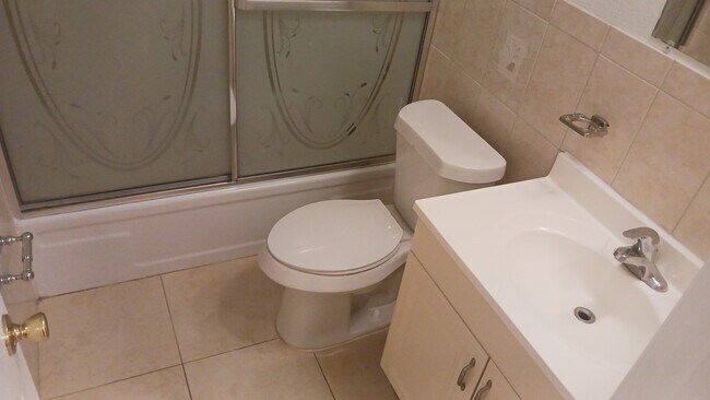 Building Photo - 606 Lakespur Ln