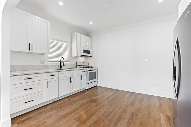 Building Photo - 2832 12th Ave