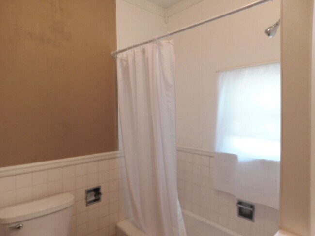 Building Photo - Spacious 3 bedroom/1 bath home in El Dorado!