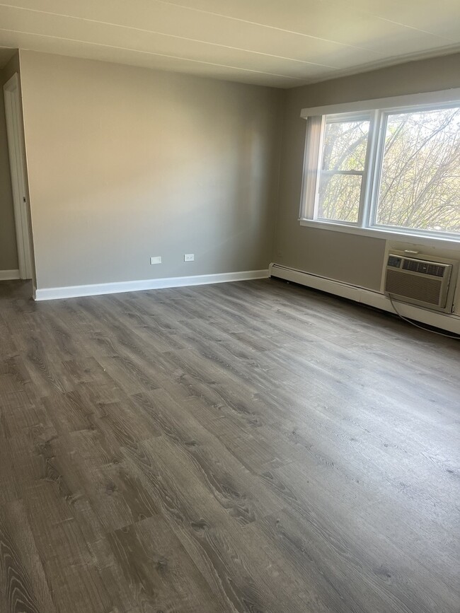 Building Photo - 10917 S Lloyd Dr