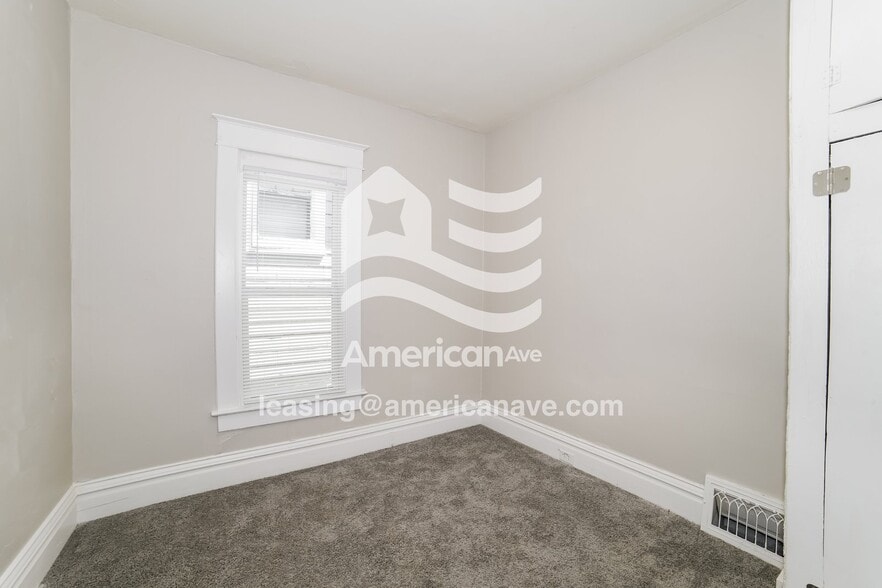 Building Photo - 2222 N Sheridan Rd