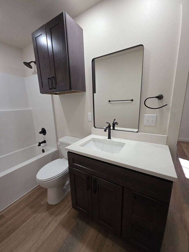 Building Photo - 703 W 12th St