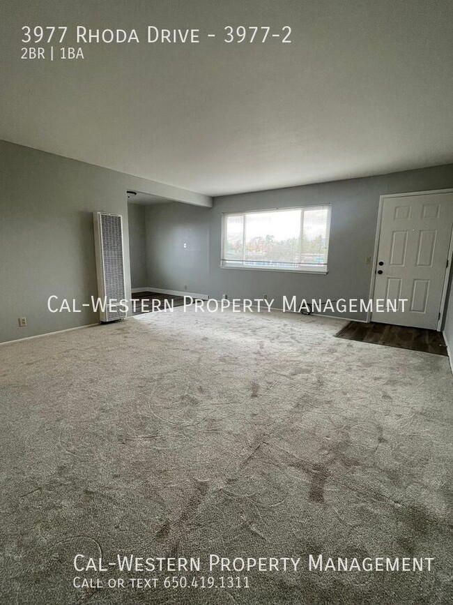 Building Photo - Spacious 2 bedroom 1 Bath Upstairs End Unit