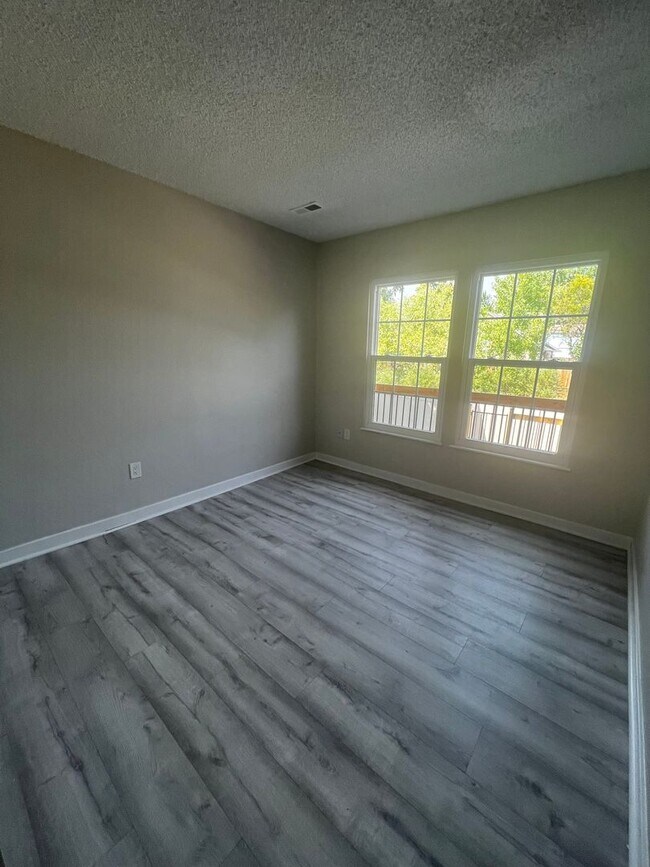 Building Photo - HALF OFF A MONTH'S RENT** -- Bright, Remod...