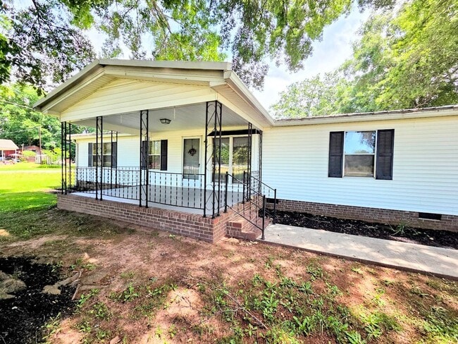 Building Photo - Pristine Retro Gem! Available now on premium corner lot in Easley