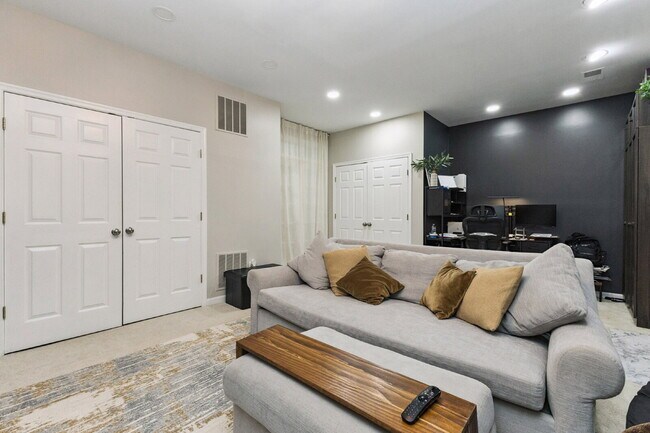 Building Photo - Nestled in the desirable Potomac Lakes com...