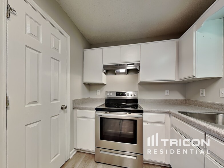 Building Photo - 372 River Trace Dr