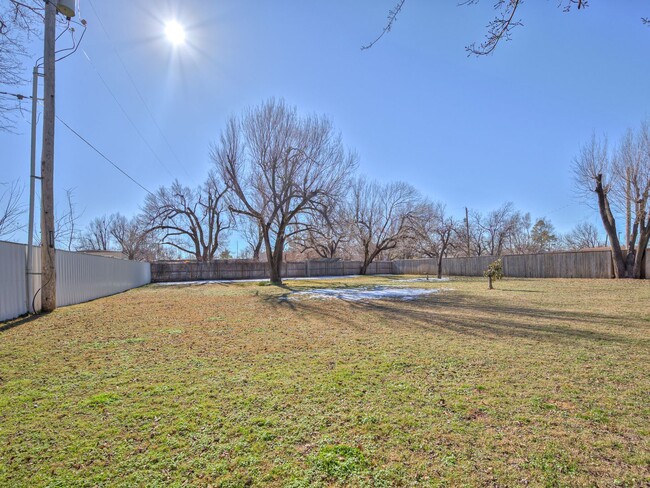 Building Photo - Half Acre Lot 2 bed 1 bath in Edmond