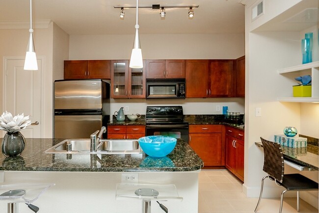 Primary Photo - Galleria Luxury for Less!