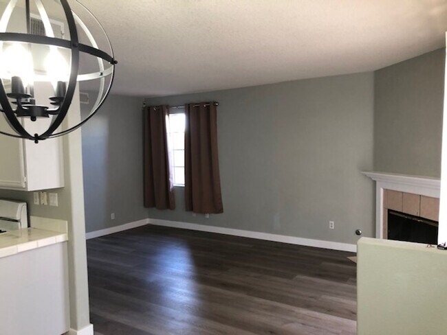 Building Photo - Beautiful 3 bedroom 2 bath Townhome across...