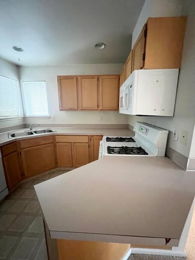 Building Photo - Spacious 2 bed 1.5 bath townhome in Licton...