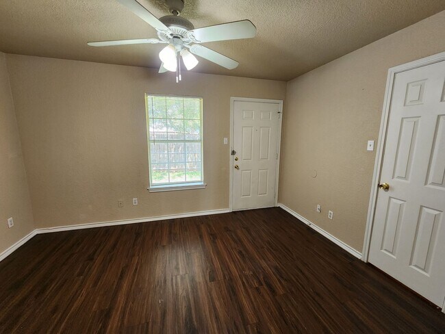 Building Photo - Roomy 3 Bedroom Duplex In South Fort Worth