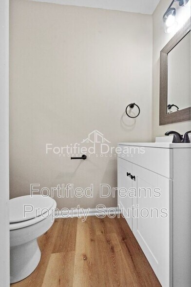 Building Photo - 1806 Heilwood Dr