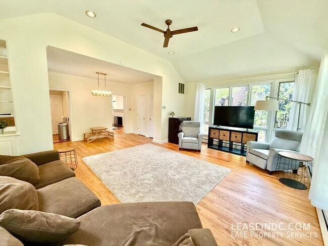 Building Photo - 4825 Butterworth Pl NW