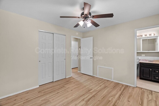 Building Photo - 561 Golfwood Dr