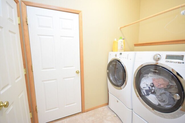 Building Photo - 10890 Southwest Washington Street