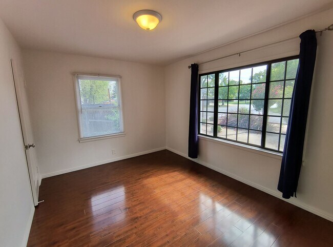 Building Photo - Darling Home on Darlene!