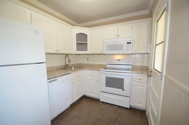 Building Photo - 615 Sarita St