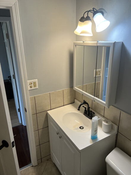 Bathroom 1 upstairs - 618 E 39th Ln