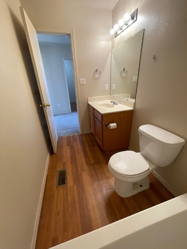 Building Photo - Two story 3 bedroom! Move in ready! Move i...