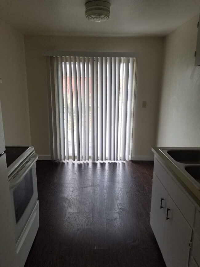 Building Photo - Newly Remodeled 1 Bedroom Apartment / Ground Floor Unit