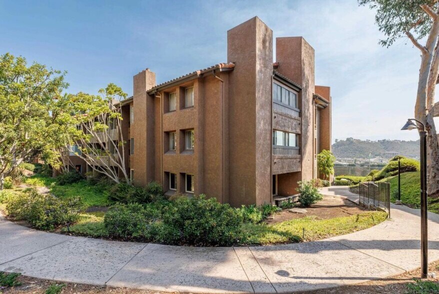 Building Photo - 10425 Caminito Cuervo