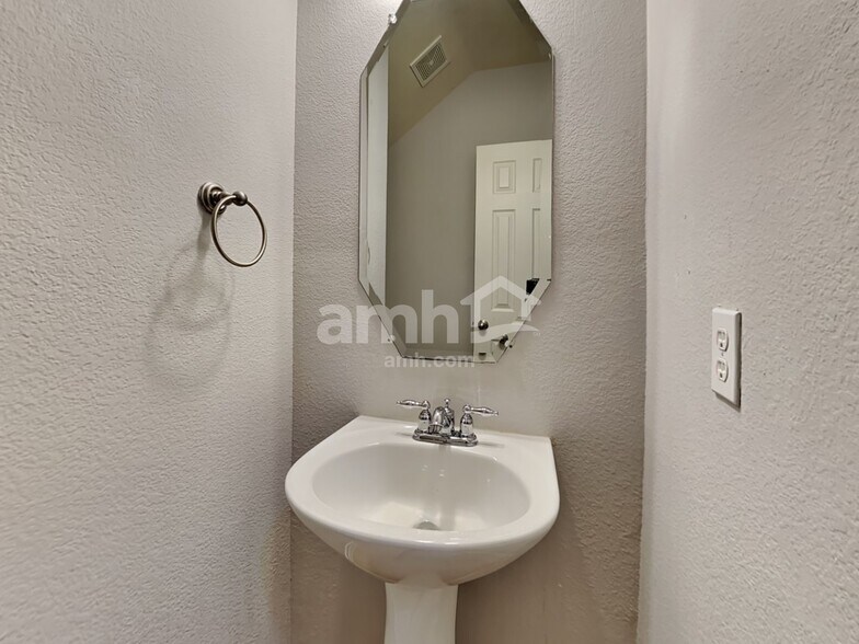 Building Photo - 2319 Merlin Dr