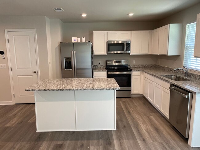 Building Photo - B1644