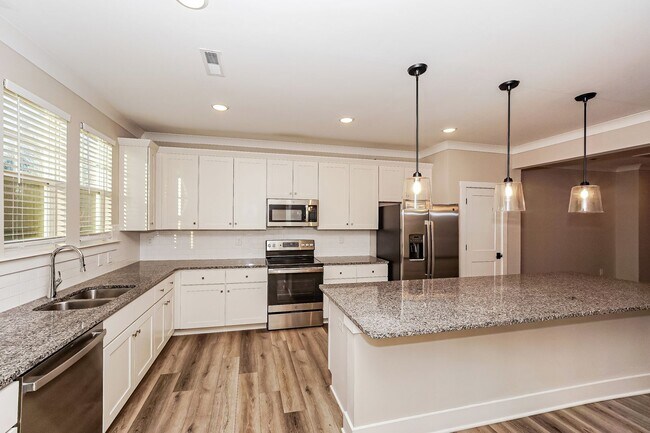 Building Photo - OPEN HOUSE SATURDAY 2/20/26 : 2PM - 4PM - FIRST MONTH FREE