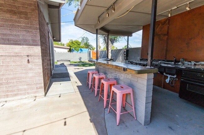 Building Photo - 730 E Solana Dr