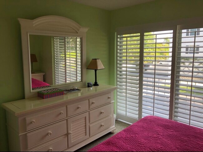 Building Photo - 685-612 12th Ave S