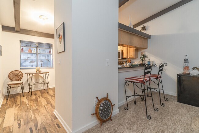 Building Photo - Gorgeous 2/2 condo at Indian Shores