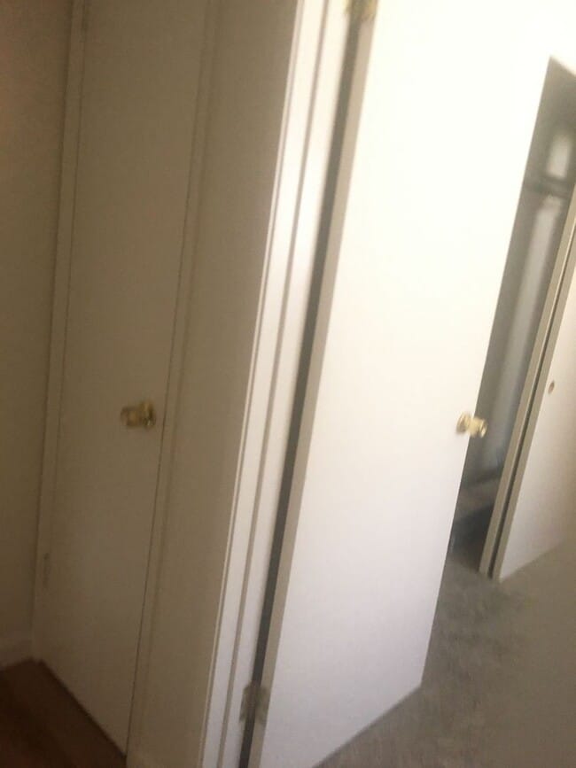 Building Photo - 2 bed, one bath Duplex Private courtyard, ...