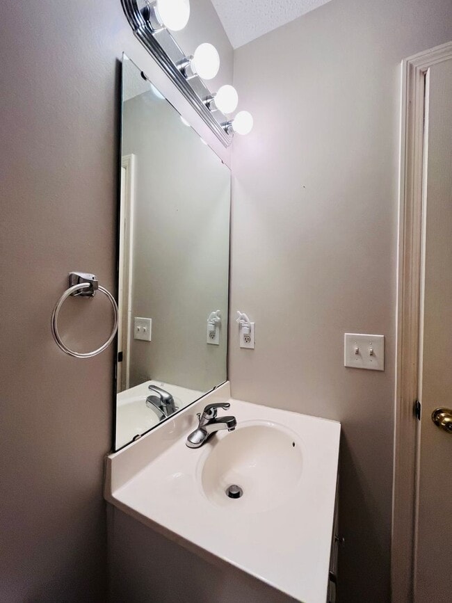 Building Photo - 3 BR/ 2 BA townhome located in Lakeshore E...