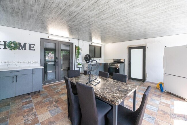 Building Photo - 1240 Peri St