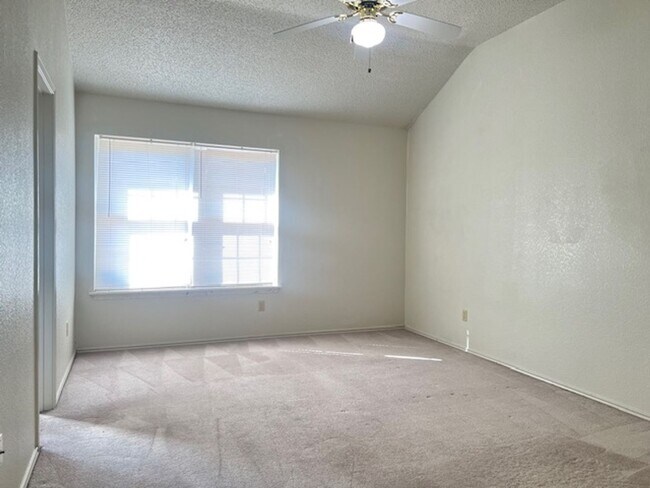 Building Photo - 2405 Creek Dr