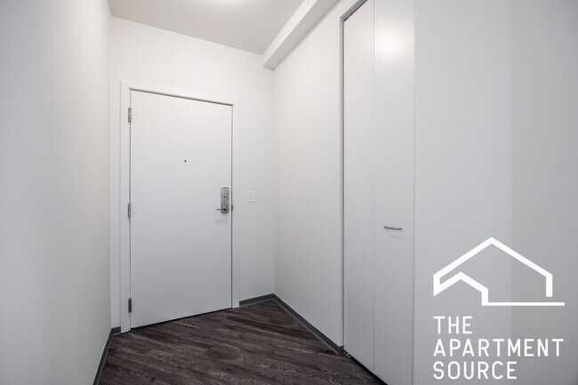 Building Photo - 2340 N California Ave