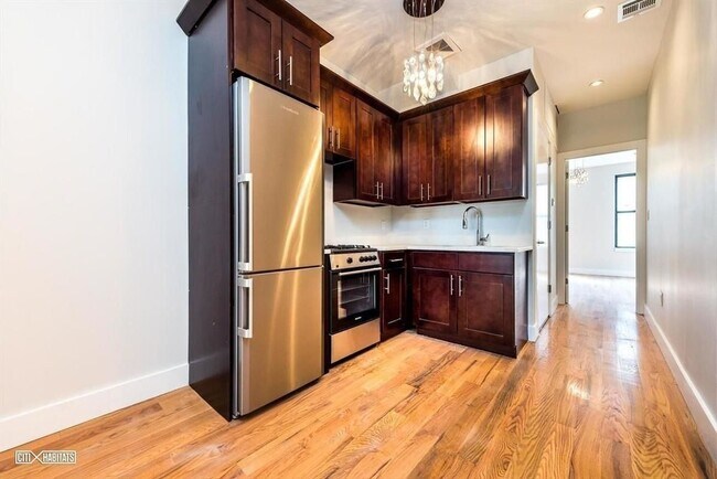 Building Photo - 1328 Halsey St