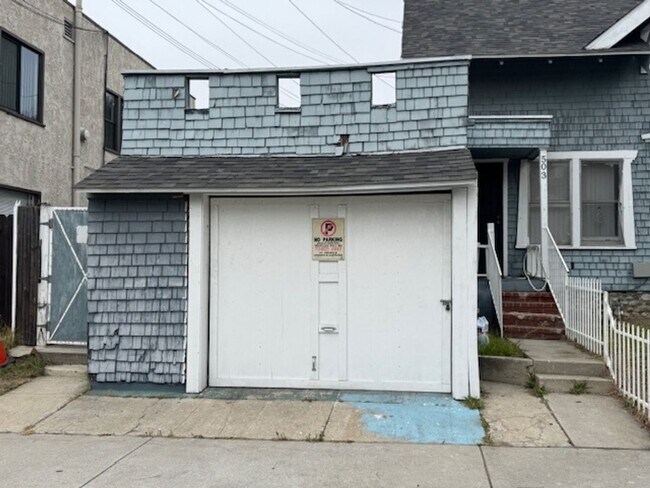 Building Photo - 501 W 8th St