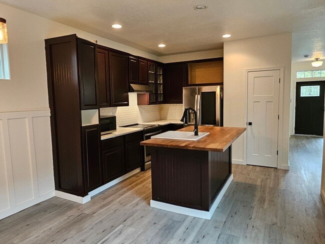 Building Photo - Modern 3 Bedroom, 2.5 Bath Home in Hillsboro with Granite Countertops and 2 Car Garage!