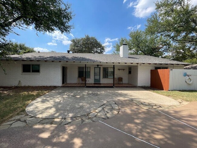 Building Photo - 220 Shady Lake Dr