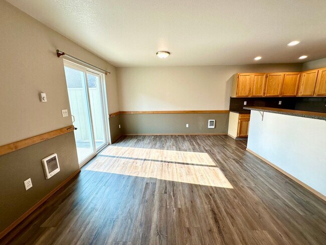 Building Photo - Updated Townhouse in Ellenbsurg