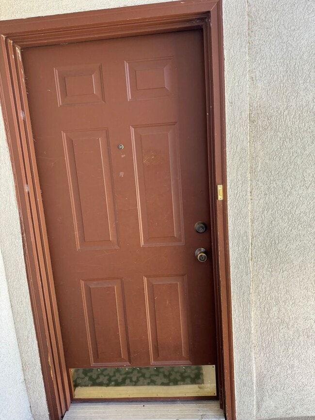 Building Photo - 3 bed 2 bath apartment