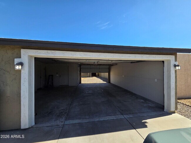 Building Photo - 4045 E Willow Ave